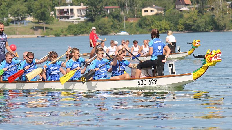 Závody dračích lodí na plumlovské přehradě