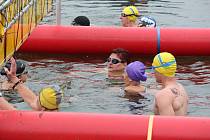 Tradiční závod zimních plavců O ledovó čapo Boba Pácla na plumlovské přehradě. 15. listopadu 2025