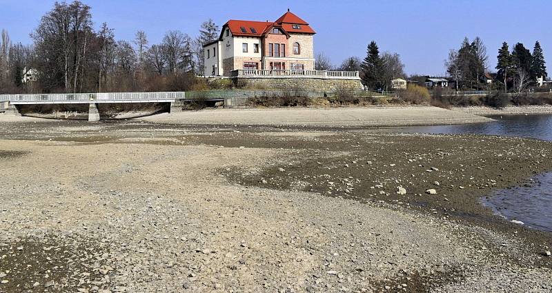 Plumlovská přehrada 26. března 2021. Velká rekonstrukce výpusti Plumlovské přehrady už běží. Nízká hladina odkrývá část dna a starou hráz