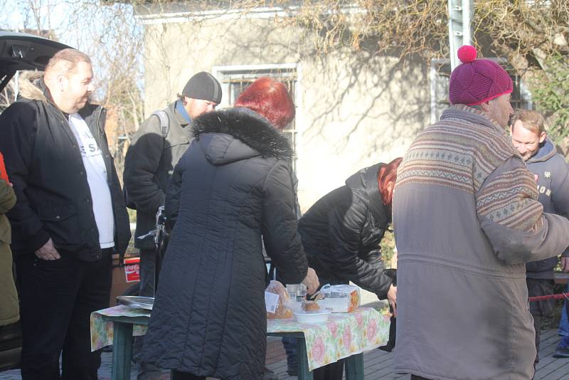 Dobrovolníci rozdávají lidem bez domova polévku u místního nádraží v Prostějově