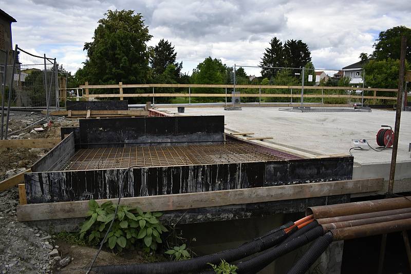 Betonáž rekonstruovaného mostu přes říčku Romži ve Vrahovicích znemožňuje průchod chodcům i cyklistům. 1.7. 2021