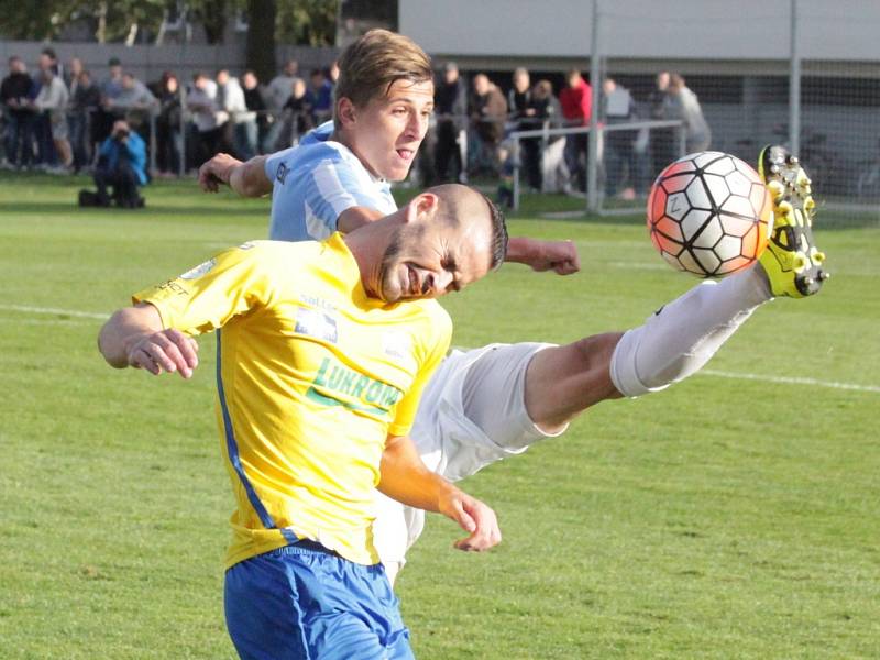 Prostějovští fotbalisté (v pruhovaném) v poháru proti Zlínu