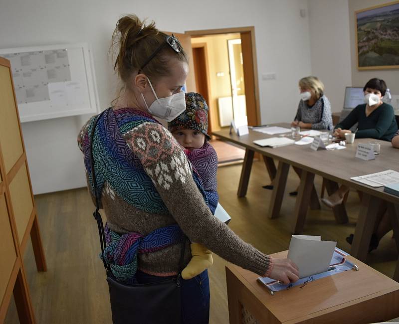 Rekordní účast v letošních parlamentních volbách hlásí prakticky ze všech volebních okrsků na Prostějovsku. Ryze ženská komise v Ohrozimi atakovala dokonce osmdesátiprocentní hranici. 9.10. 2021