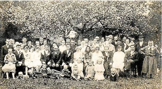 SVATBA. Labutická svatba pana Fiedlera se slečnou Jordovou. Fotografie pochází z roku 1934.