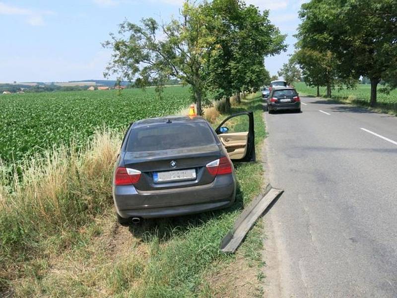 Nehoda BMW mezi Kostelcem a Hluchovem