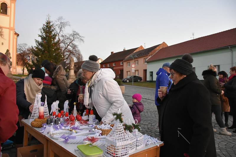 Rozsvícení vánočního stromu v Nezamyslicích 2019