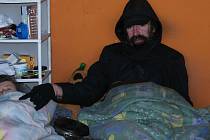 Bezdomovec Martin alias Vojáček přebývá v přístěnku na chátrajícím atletickém stadionu ve Sportovní ulici v Prostějově
