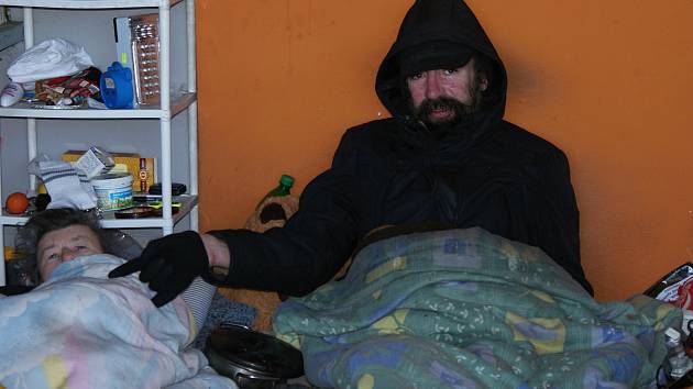Bezdomovec Martin alias Vojáček přebývá v přístěnku na chátrajícím atletickém stadionu ve Sportovní ulici v Prostějově