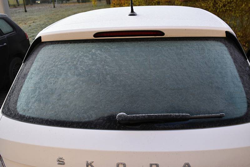 Ranní mrazíky jsou tady. Prostějovští řidiči se o tom mohli přesvědčit ve středečním ránu, kdy museli vytáhnout škrabky a čistit skla svých aut, 10.11. 2021