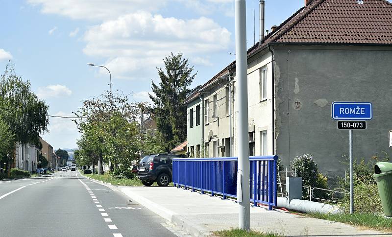 Nové chodníky a vjezdy vybudují na podzim ve Vrahovické ulici v Prostějově v úseku od mostu k mostu. Srpen 2022