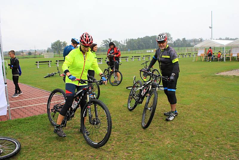 Deštivé počasí cyklistům nepřálo, přesto jich pár desítek na populární závod vyrazilo. 7.9. 2019