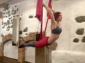 Bohdana Šafranová z Plumova při cvičení „létající jógy“