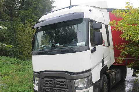 Kamion zabloudil v Hrdibořicích na stezku pro chodce a porazil strom a dvě značky.