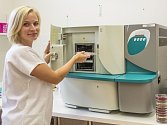 Nemocnice pořídila moderní automatický přístroj, který slouží ke stanovení citlivosti bakterií na antibiotika.