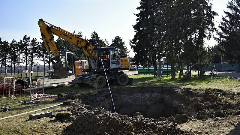 Revitalizace prostoru před prostějovskou halou Sportcentrum DDM -  hloubení jámy pro retenční nádrž. 13. 4. 2021