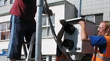 Prvních šest z celkem deseti radarů instalují v těchto dnech pracovníci společnosti .A.S.A. TS Prostějov v centru města.