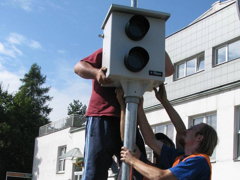 Prvních šest z celkem deseti radarů instalují v těchto dnech pracovníci společnosti .A.S.A. TS Prostějov v centru města.