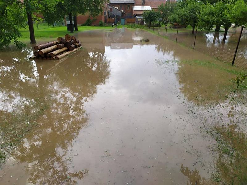 Pondělní bouřky a krupobití nadělalo v Tištíně pěknou paseku. 20.7. 2020