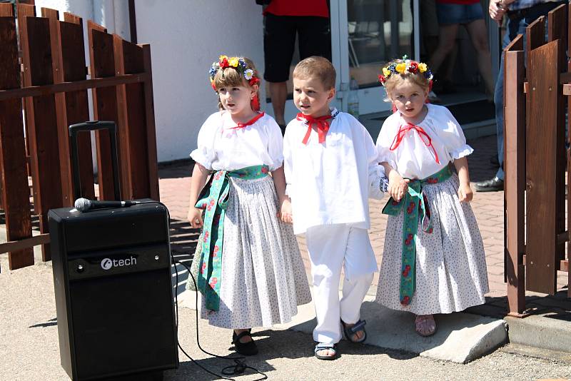 Hodnotící komise soutěže Vesnice roku na návštěvě ve Vrchoslavicích. 4.6.2019