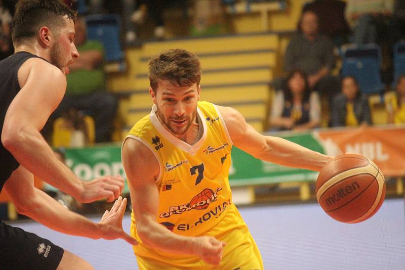 Prostějov - Basketbalisté Opavy(v modrém) vyhráli na palubovce Olomoucka 89:71