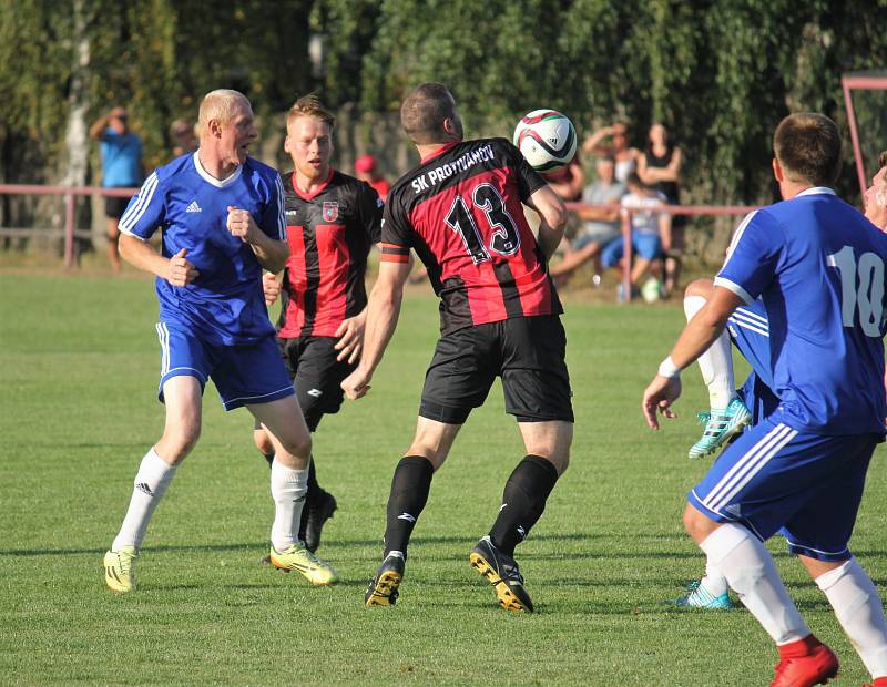 Fotbalisté Lipové (v modrém) vyhrály na hřišti nedalekého Protivanova 4:3