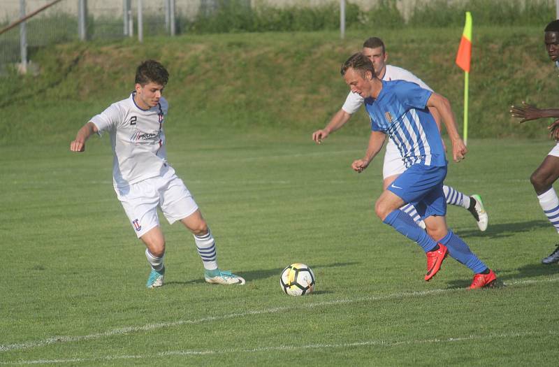 Fotbalisté Prostějova (v modrém) doma podlehli Líšni 2:6