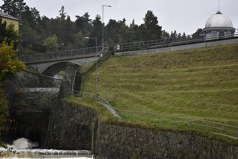 Přeplněná plumlovská přehrada a její odpouštění. 16.10. 2020