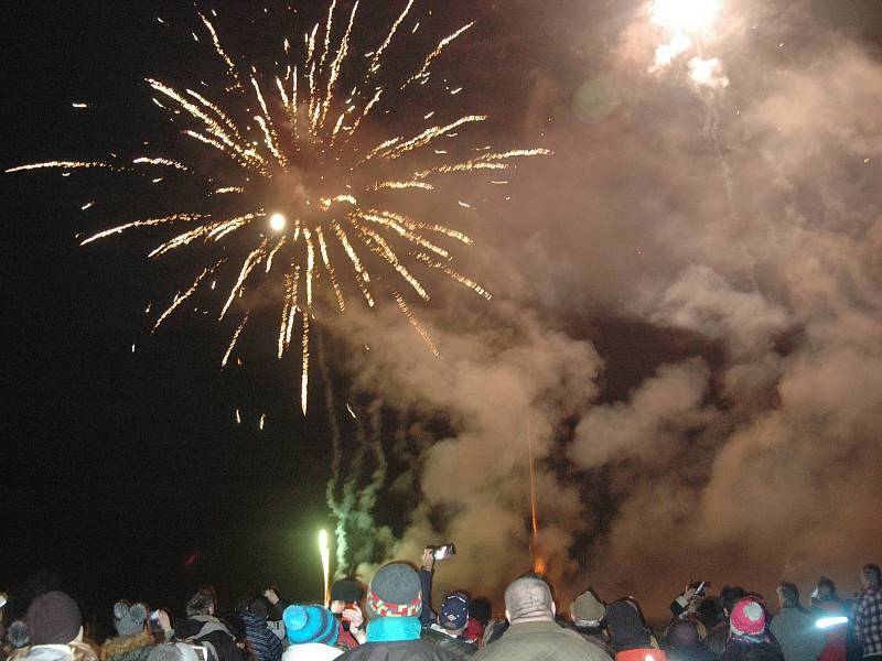 Plumlovský silvestrovský ohňostroj na louce u Soběsuk