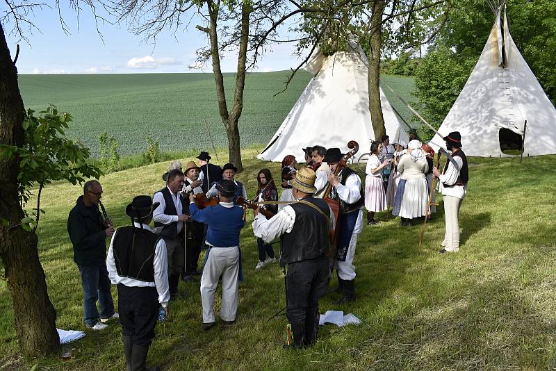 Parta pivínských recesistů si při tradičním sečení trávy zazpívala i zatančila. 29.5. 2021