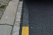 Žlutou čáru značící zákaz zastavení přebarvil na černo. Foto: Městská policie Prostějov