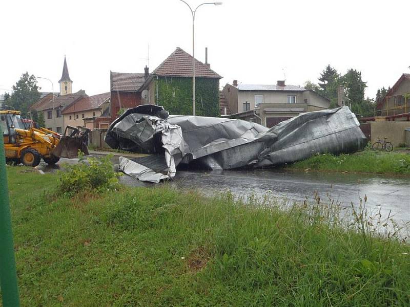 Hasiči odstraňují spadenou střechu ve Vrchoslavicích