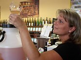 Obsluha vinárny při ochutnávce burčáku
