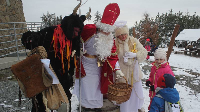 Turisté ze Smržic zorganizovali pro děti mikulášskou nadílku na Velkém Kosíři.