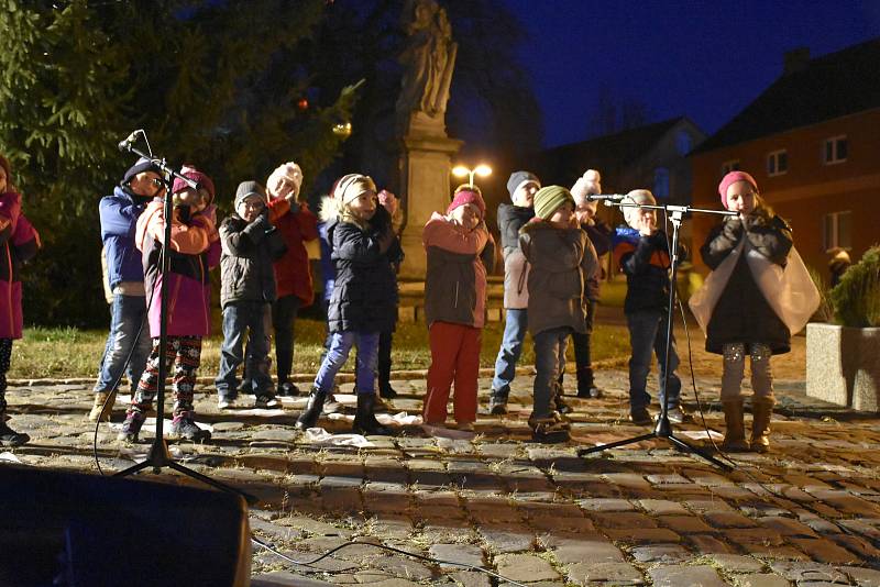 Rozsvícení vánočního stromu v Nezamyslicích 2019