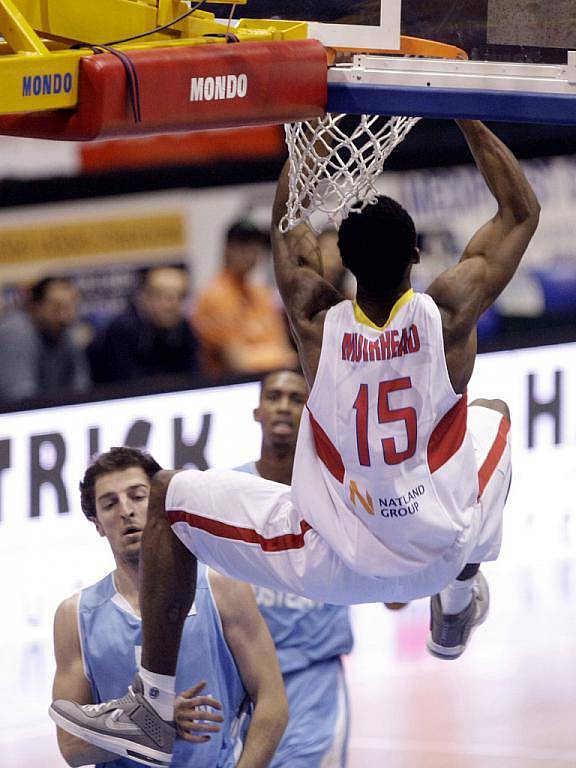 Basketbalové utkání Euro Challenge Cupu skupiny C mezi BK JIP Pardubice (v bílém) a BK Prostějov (v modrém) v pardubické ČEZ Areně