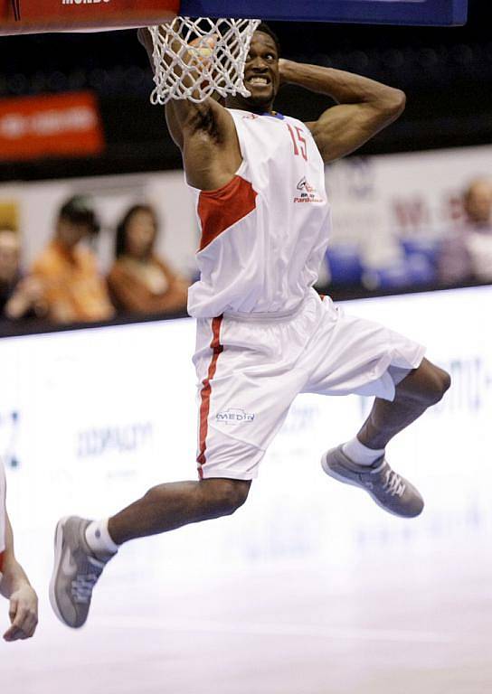 Basketbalové utkání Euro Challenge Cupu skupiny C mezi BK JIP Pardubice (v bílém) a BK Prostějov (v modrém) v pardubické ČEZ Areně