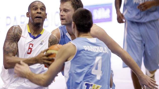 Basketbalové utkání Euro Challenge Cupu skupiny C mezi BK JIP Pardubice (v bílém) a BK Prostějov (v modrém) v pardubické ČEZ Areně