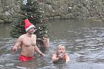 Vánoční koupel ve výpusti plumlovské přehrady v Mostkovicích