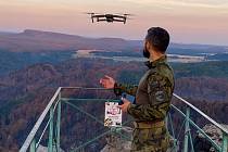 Vojáci z 533. praporu bezpilotních systémů z Prostějova lokalizují pomocí dronů ohniska požárů v Národním parku České Švýcarsko.