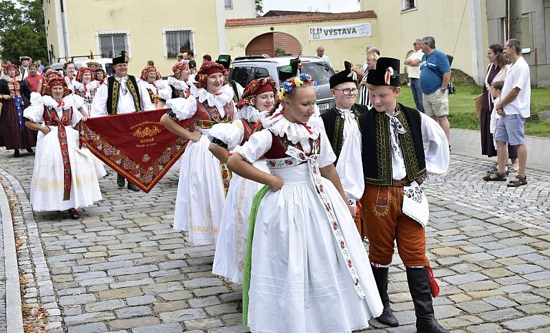 Krojovaným průvodem zahájili Hanáci z folklórního souboru Kosíř oslavy svých čtyřicátin i kostelecké hody. 27.8. 22