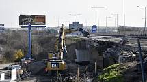 Útok bagrů na demolici dálničního mostu na D46 v Prostějově. 10.4. 2021.