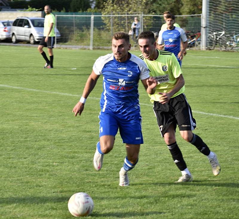 Fotbalisté Čechovic (v modrém) zvládli historickou premiéru v krajském přeboru na jedničku. Rapotínu nasázeli tři góly, 7. 8. 2022