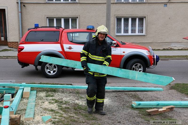 Zásah hasičů u sesunutí štítové stěny rodinného domku ve Štětovicích na Prostějovsku