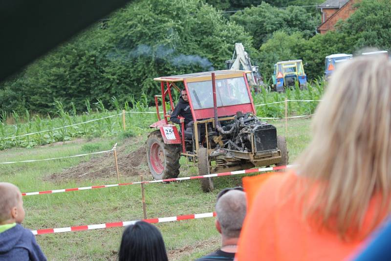 V sobotu se na tradiční stínavské traktoriádě představilo dvacet sedm závodníků na strojích vlastní výroby i továrních značek.