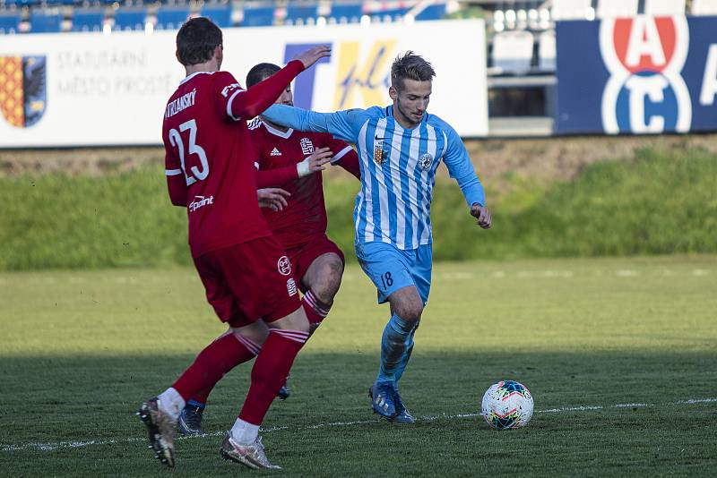 Fotbalisté Prostějova (v modro-bílém) porazili ve druhé lize Vyšehrad 3:0. Michael Sečkář