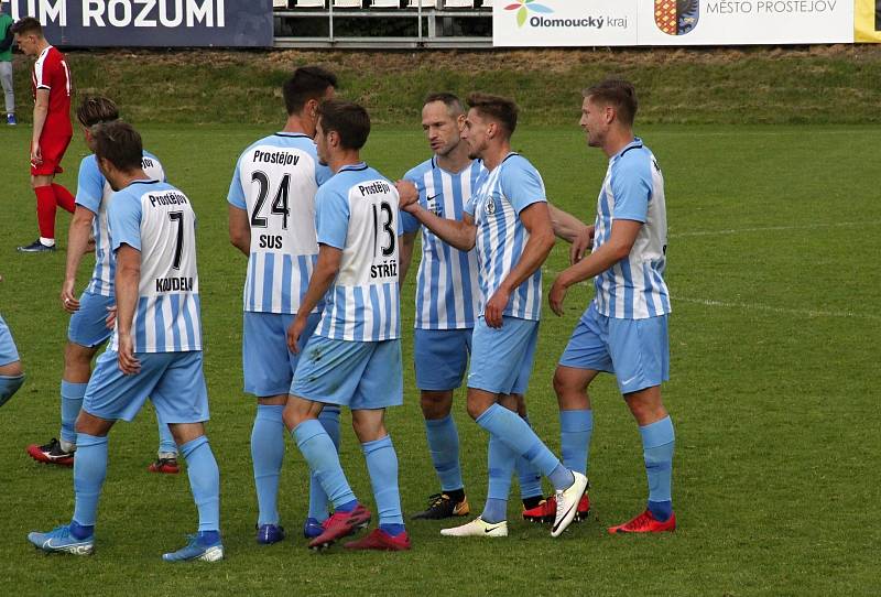 Fotbalisté Prostějova (v modro-bílém) porazili Vítkovice 4:1.