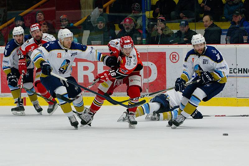 Hokejisté Prostějova (v červeném) zdolali Kladno po nájezdech 4:3 a snížili stav čtvrtfinálové série na 1:2.
