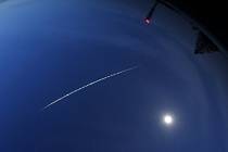 Výřez ze snímku bolidu z 23. května pořízeného na stanici Červená hora. Světlé pozadí oblohy je způsobeno soumrakem a také svitem Měsíce. Bolid letí ze souhvězdí Velké Medvědice a končí vysoko nad JZ obzorem v souhvězdí Lva.  Během letu dosáhl jasnosti sr