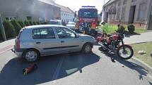 Nehoda renaultu s motocyklistou v Otaslavicích