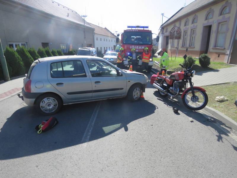 Nehoda renaultu s motocyklistou v Otaslavicích